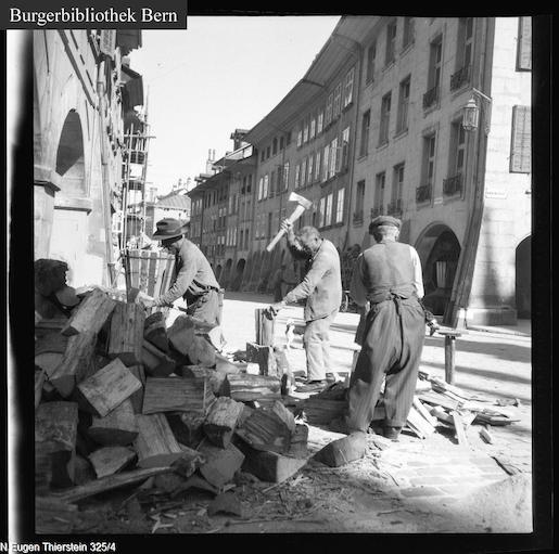Holzer an der Ecke Münstergasse/Kreuzgasse, Bern 14. April 1942 -  Foto: © Aus dem Nachlass Eugen Thierstein, Burgerbibliothek Bern